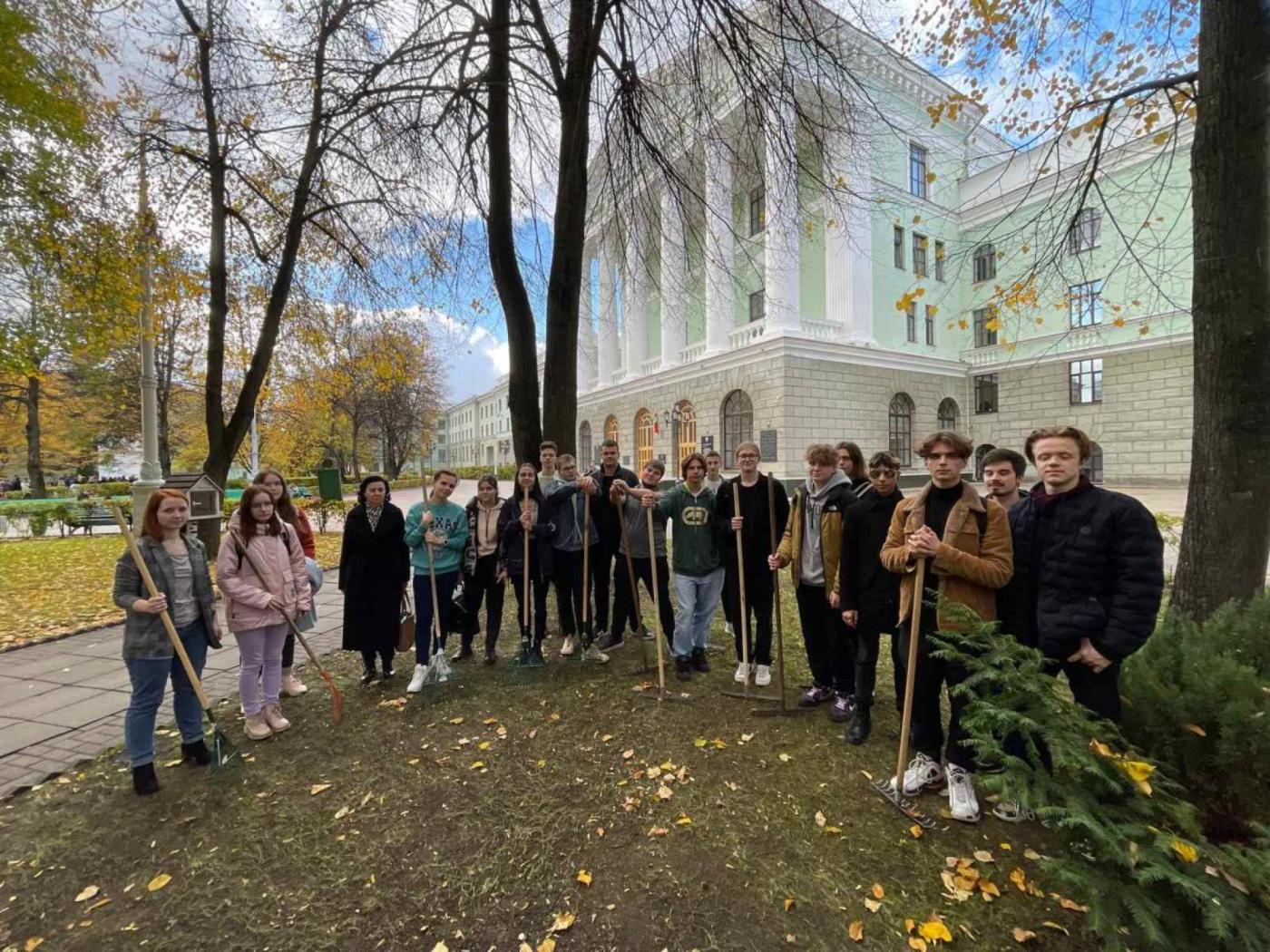 Медики ПСФ на осеннем субботнике